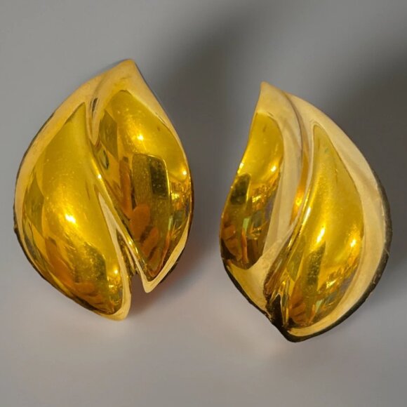 Napier Gold Tone Leaf Inspired Screw Back Clip-on Earrings Vintage 1.5 inches - Picture 1 of 10